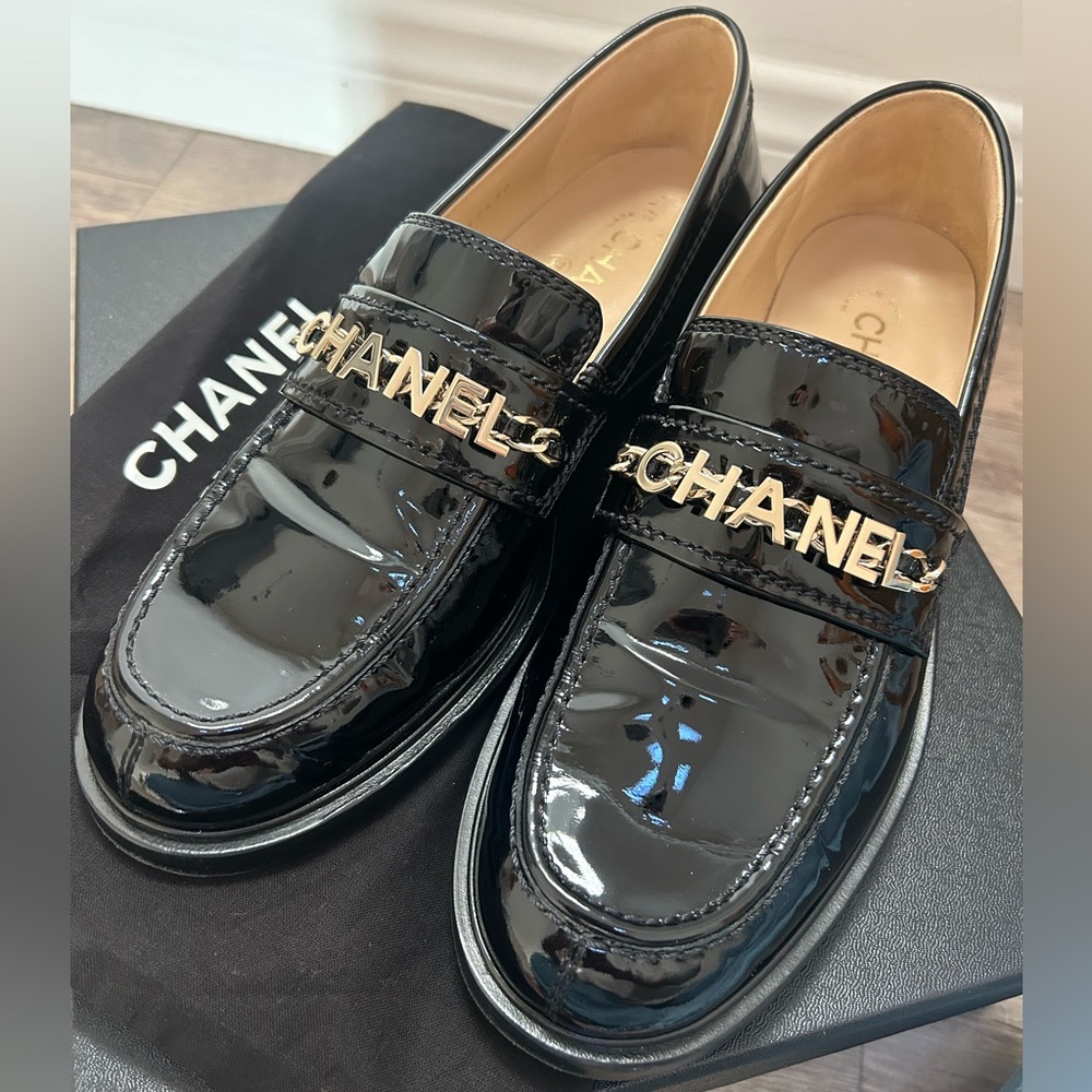 CHANEL Patent Leather Chain Logo Black Loafers – Size 39.5